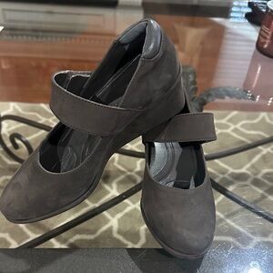 NURTURE Elegant Gray Women's Shoes, NWT, size 7M, pet/smoke free home.
